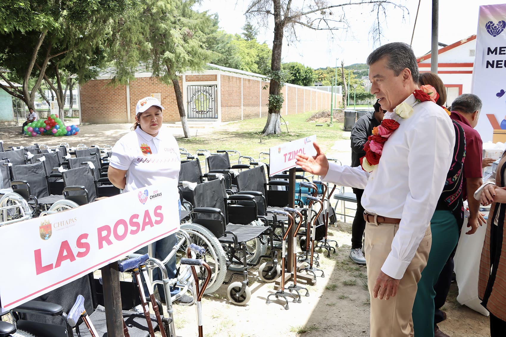 Rutilio Escandón entrega ayudas técnicas para personas con discapacidad, en la Meseta Comiteca Tojolabal