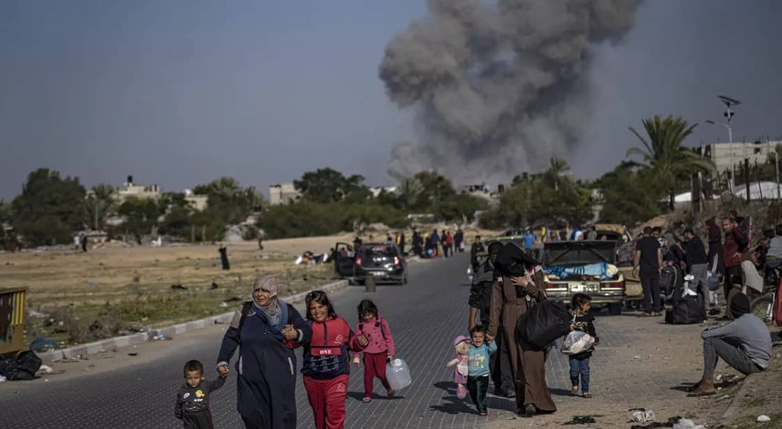 Nuevo éxodo de palestinos en Gaza tras bombardeos israelíes en Jan Yunis