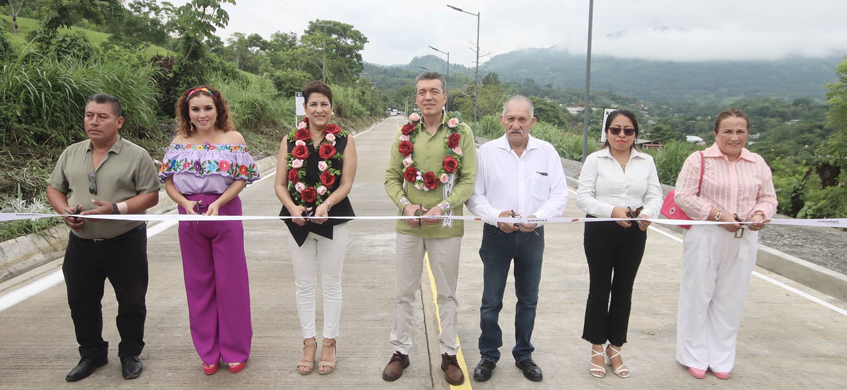 Inaugura Rutilio Escandón pavimentación con concreto hidráulico de vialidad en Ixtacomitán