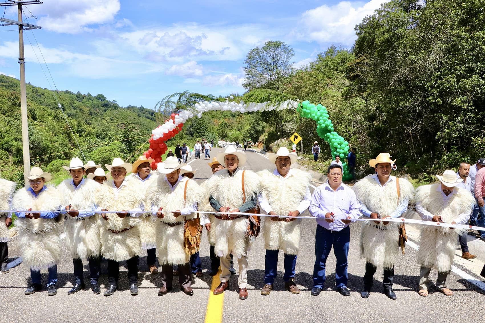 Inaugura Rutilio Escandón construcción del camino Yaalvacash - Entronque Carretero Yutniontic, en Chamula