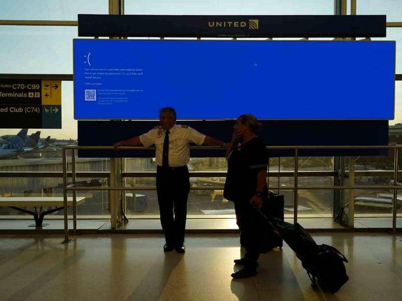 Error en Windows paraliza bancos, aerolíneas y genera caos en México y el mundo