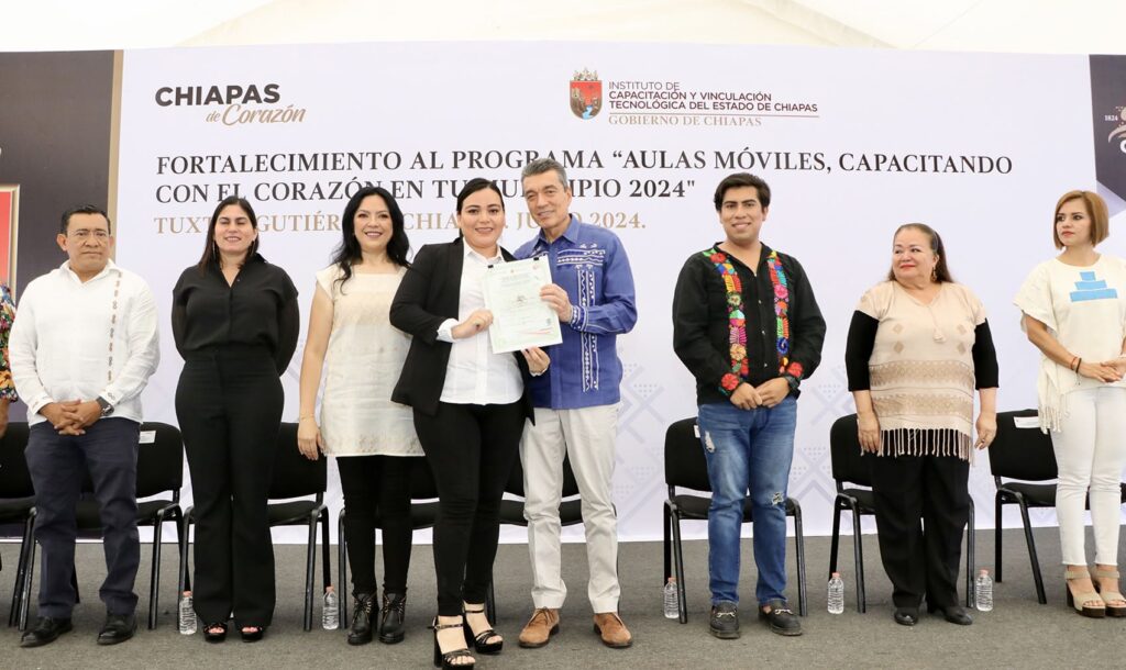 Rutilio Escandón entrega tres aulas móviles al Instituto de Capacitación y Vinculación Tecnológica de Chiapas