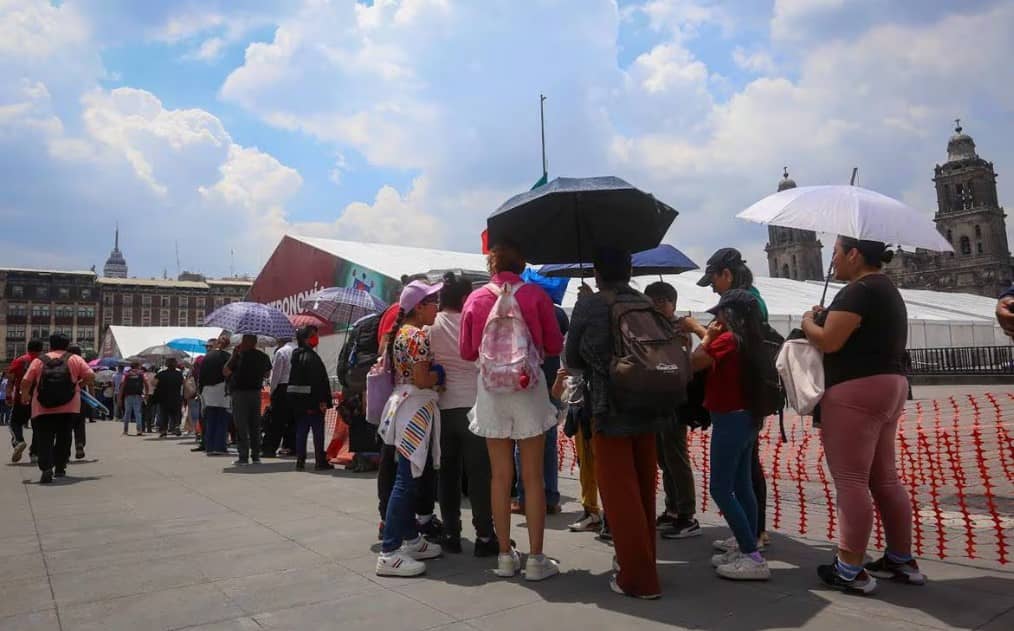 Miles de personas hacen fila para ver las reliquias de San Judas Tadeo en la Catedral Metropolitana