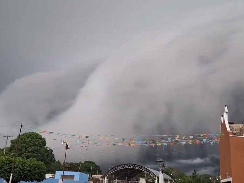 Captan inquietante formación de nubes previo a impacto del huracán Beryl en Yucatán