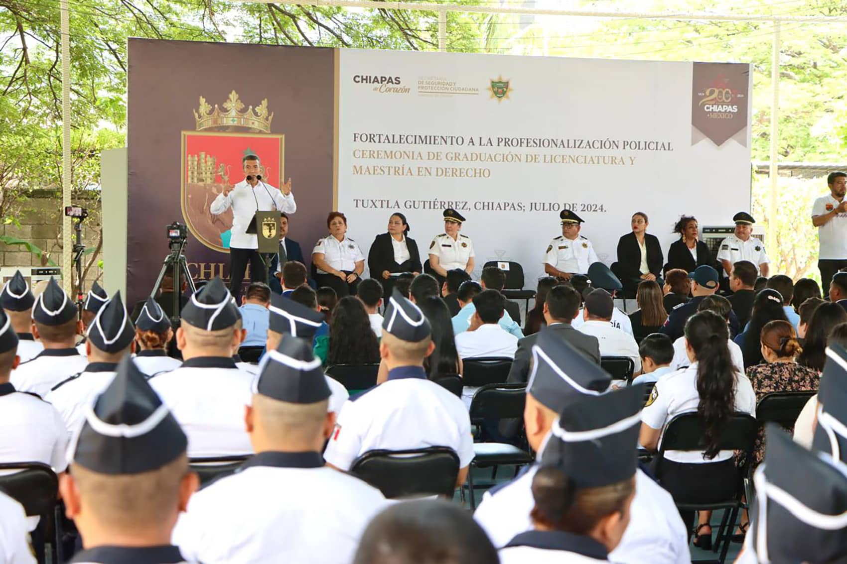 Rutilio Escandón felicita a egresados de la licenciatura y maestrías del Instituto de Formación Policial