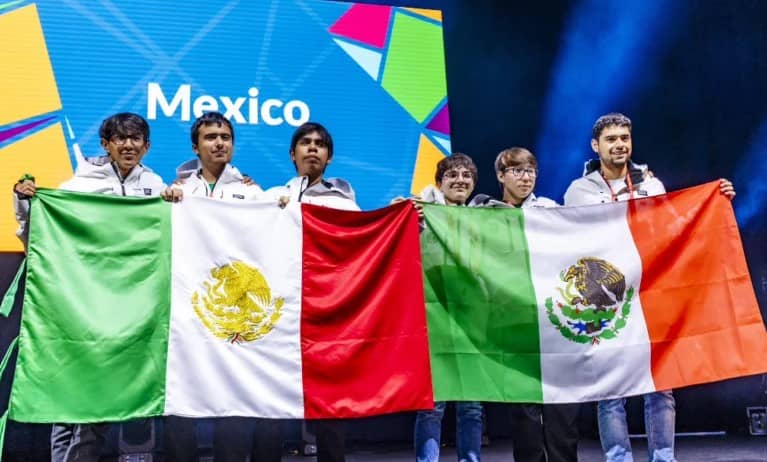 jóvenes que ganaron medalla de oro para México en Olimpiada Internacional de Matemáticas