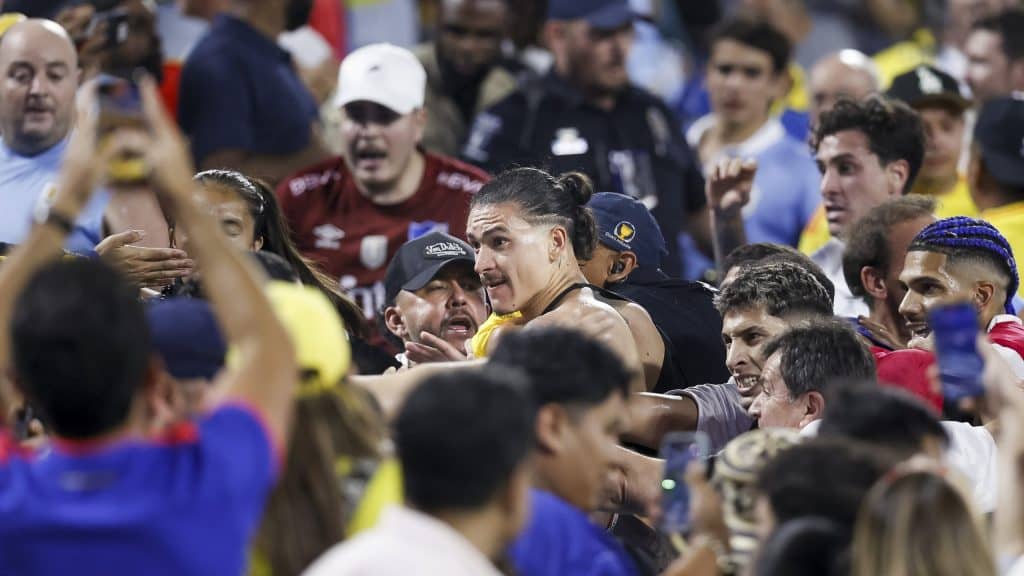 Jugadores de Uruguay se agarran a golpes con aficionados