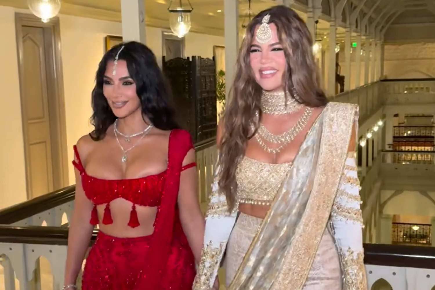 Khloé y Kim Kardashian deslumbran con sus looks en lujosa boda en la India