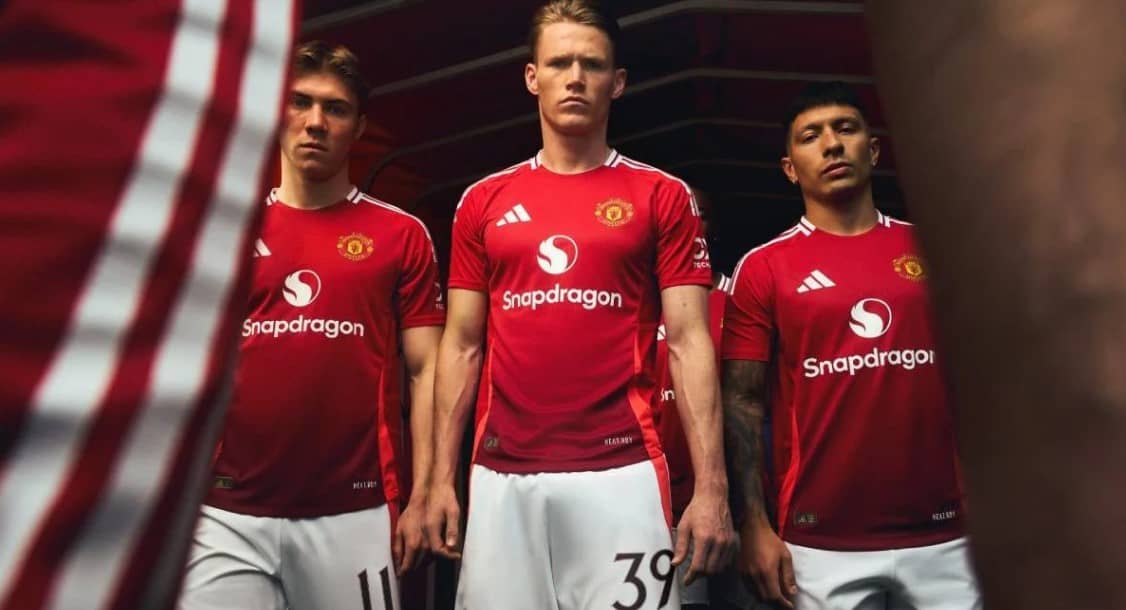 Manchester United presenta su nuevo jersey inspirado en los 'Busby Babes'