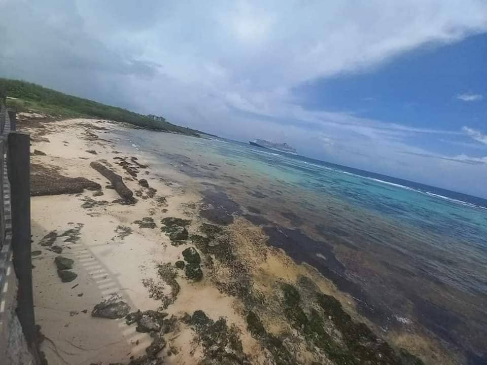 El mar se aleja de la costa en playa de Mahahual previó al impacto del huracán Beryl