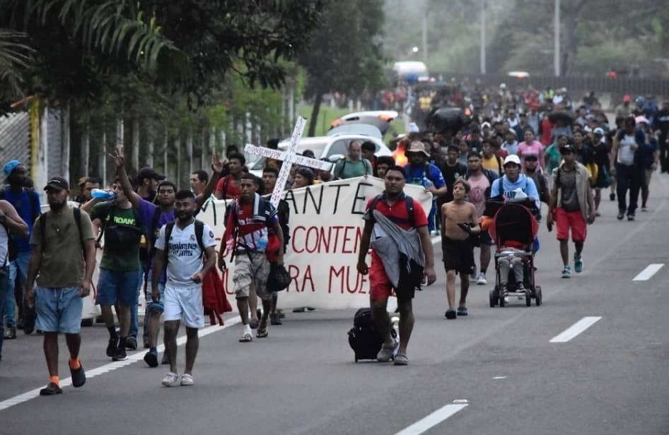 Migrantes piden que INM les dé transporte; caravana busca llegar a la CDMX