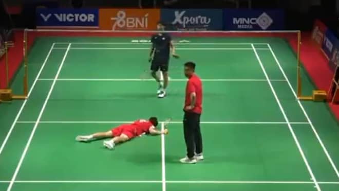 Muere jugador chino de Badminton tras desplomarse en pleno juego