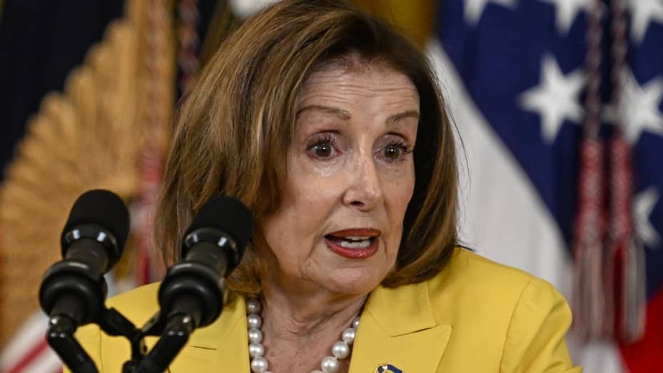 Nancy Pelosi sugiere que Biden debería repensar su candidatura a la reelección