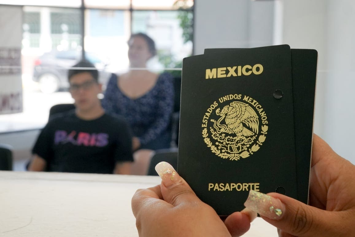 El pasaporte mexicano es un documento oficial emitido por la Secretaría de Relaciones Exteriores que certifica la nacionalidad y la identidad de su titular. Este documento es reconocido internacionalmente, permitiendo el libre tránsito del ciudadano mexicano por territorios extranjeros, bajo el amparo de las leyes internacionales y el respeto a sus derechos. Éste es válido para ingresar y salir de México, así como para viajar a naciones que mantienen relaciones diplomáticas con el país. Su expedición y renovación están regidas por las disposiciones legales mexicanas. Este pasaporte se distingue por su color verde oscuro, con el Escudo de México destacando en el centro de la portada y el nombre oficial del país, 