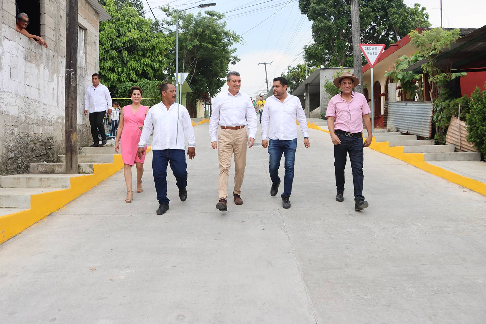 En Pichucalco, Rutilio Escandón inaugura la pavimentación de la calle principal