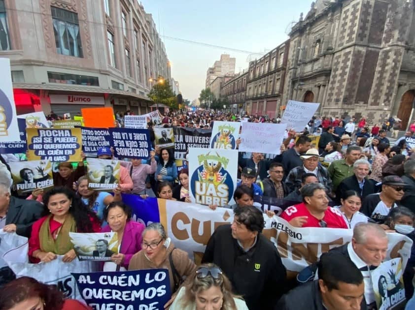 Protestan maestros y alumnos de la UAS en Palacio Nacional: “AMLO, ayúdenos a acabar con la corrupción