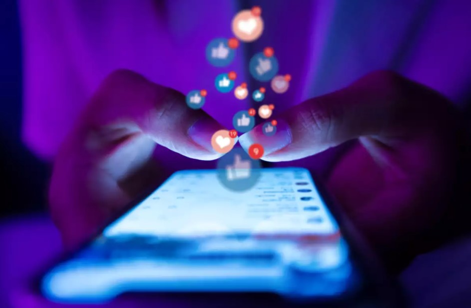 ¿Por qué compartimos tanto sobre nosotros en las redes sociales?