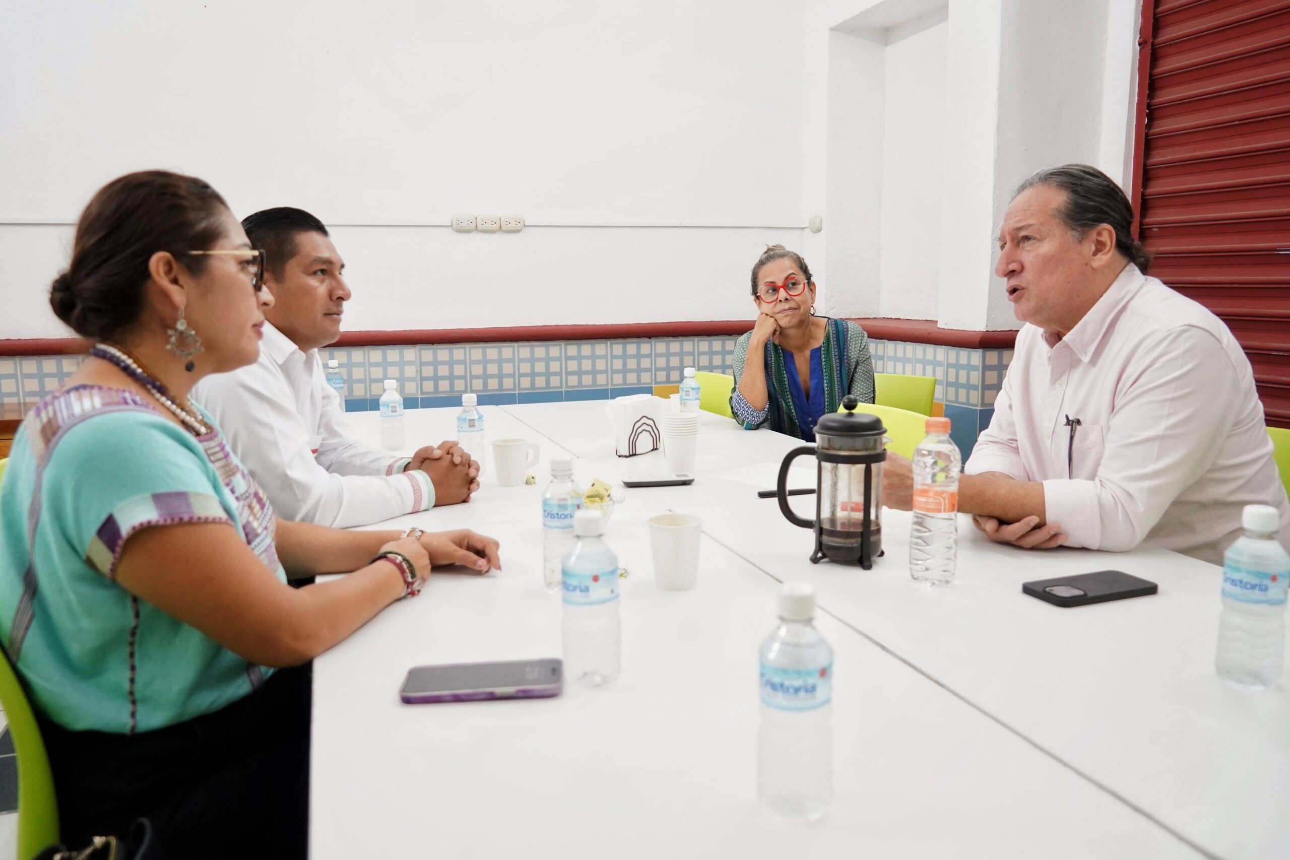 Bladimir Hernández Álvarez, presidente electo de Las Margaritas, y Yaneth Cruz Gómez, Presidenta del Consejo Nacional de Pueblos Indígenas, celebran encuentro con Antonio Santos y María Cruz