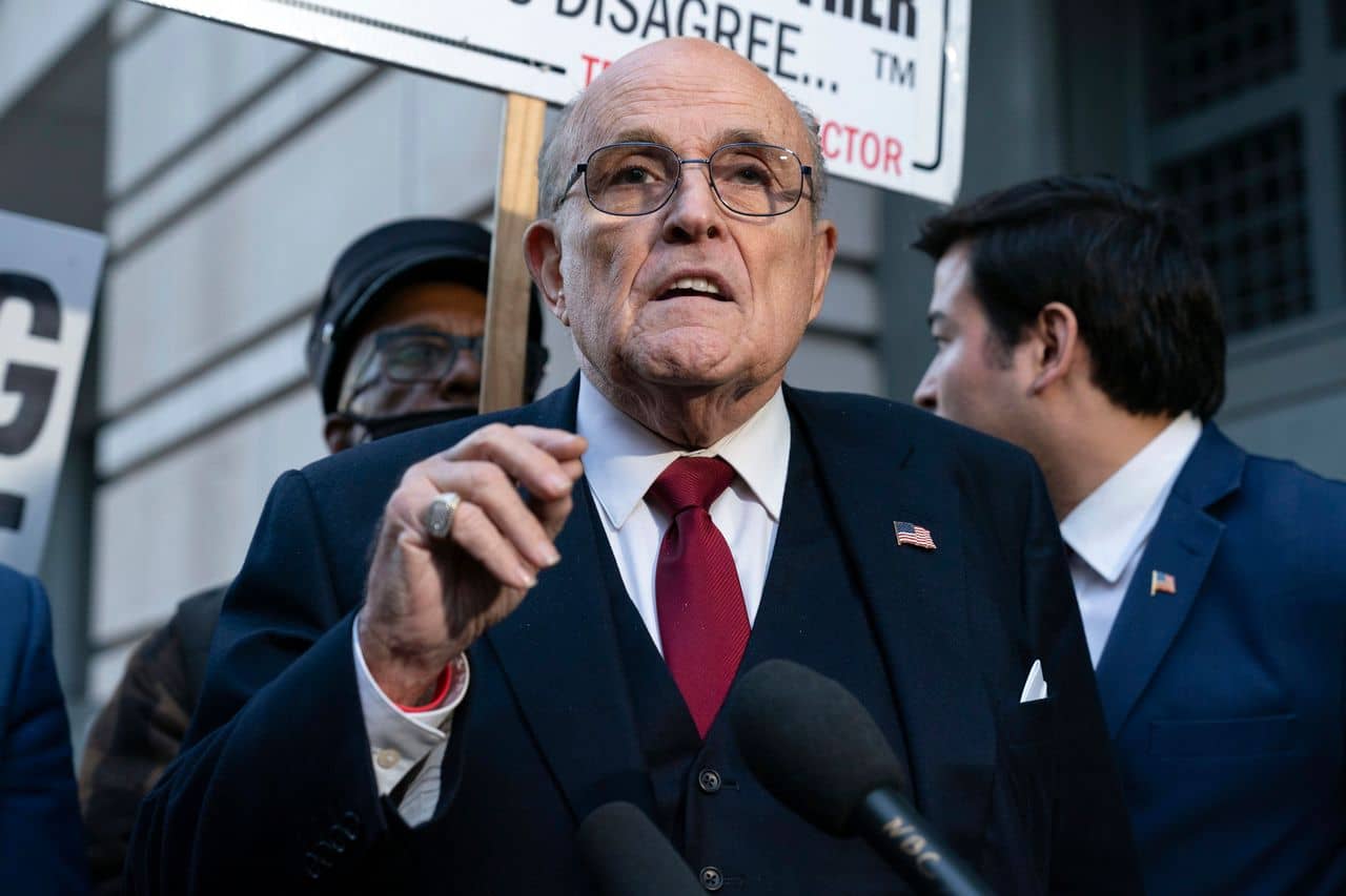 Inhabilitan a Rudy Giuliani, exabogado de Trump, en Nueva York