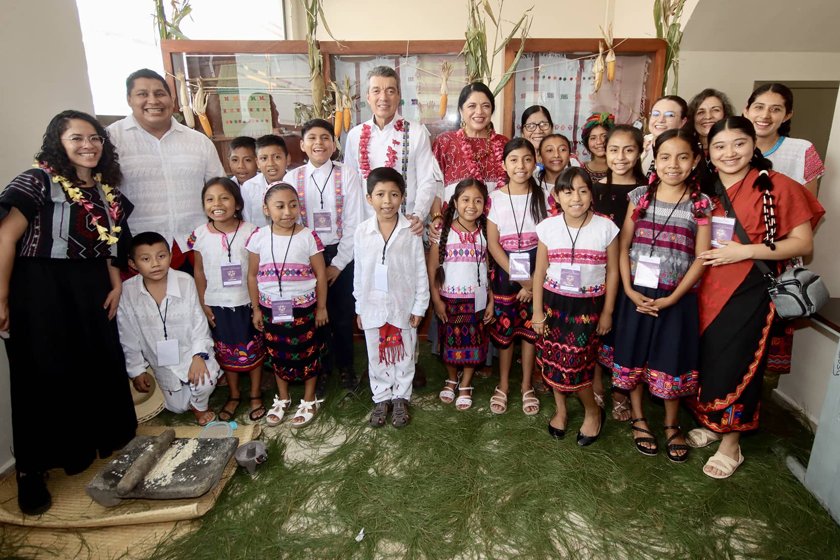 Rutilio Escandón y Alejandra Frausto reciben a niñas, niños y jóvenes de los Semilleros Creativos de Chiapas