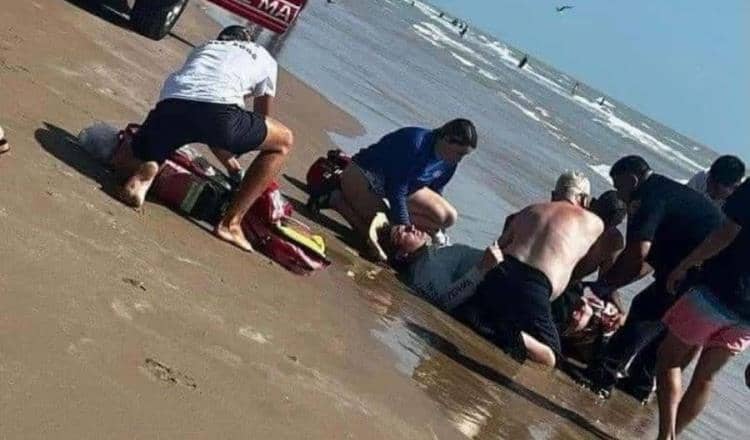 ¡El mar se pintó de rojo! Tiburón ataca a dos bañistas en playa de Texas; turistas logran heroico rescate