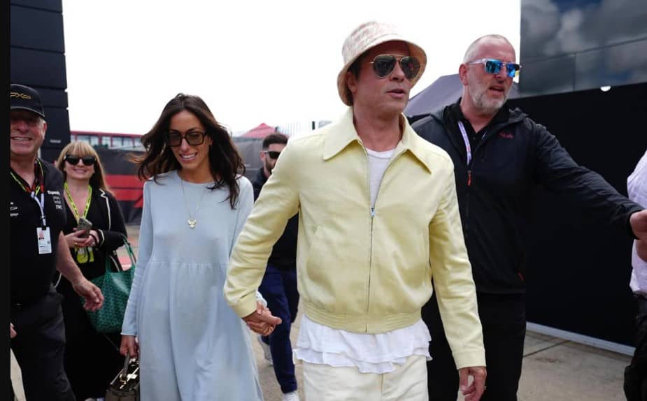 Brad Pitt y su novia, Inés de Ramón, aparecen juntos en Fórmula 1