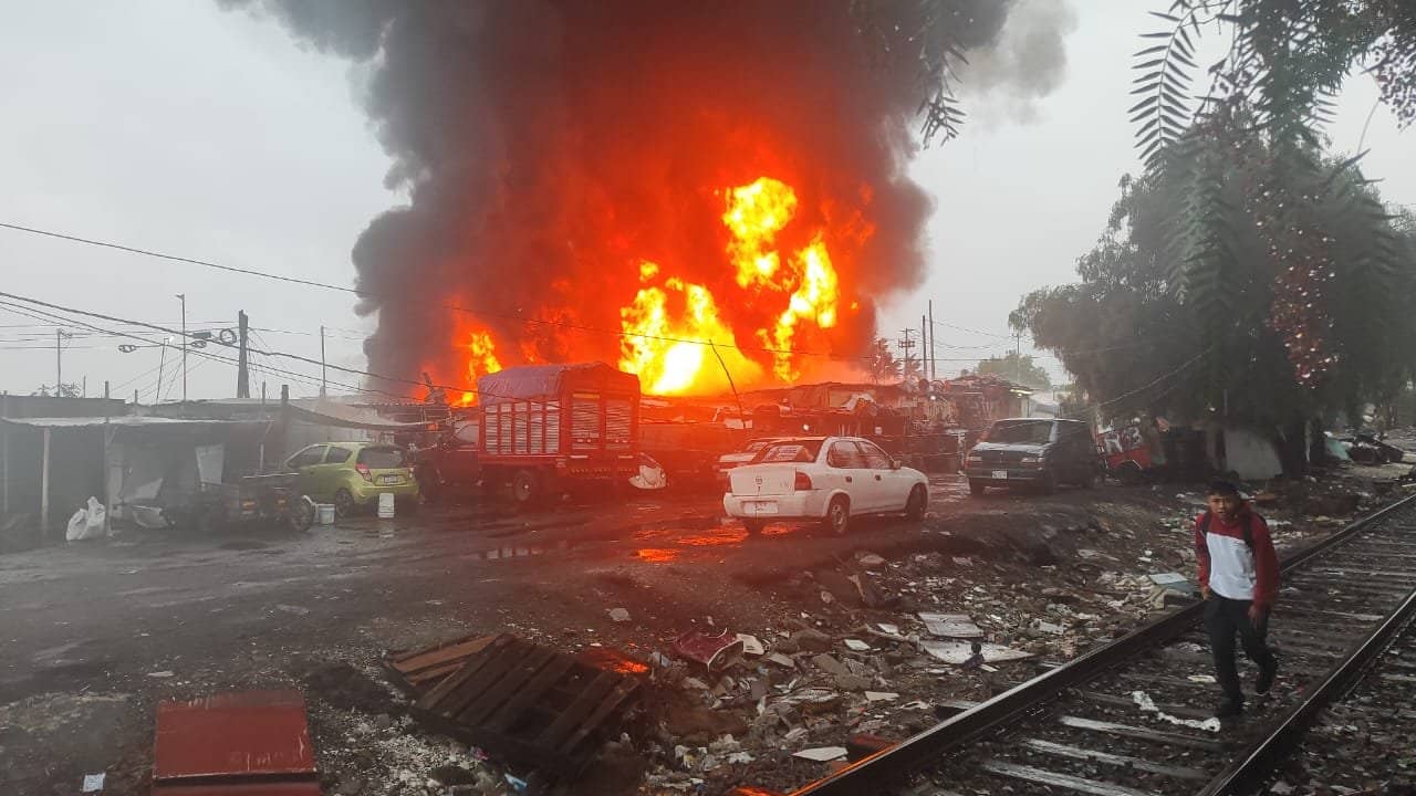 Incendio en Nezahualcóyotl: fuego consume 30 viviendas irregulares cerca del AICM