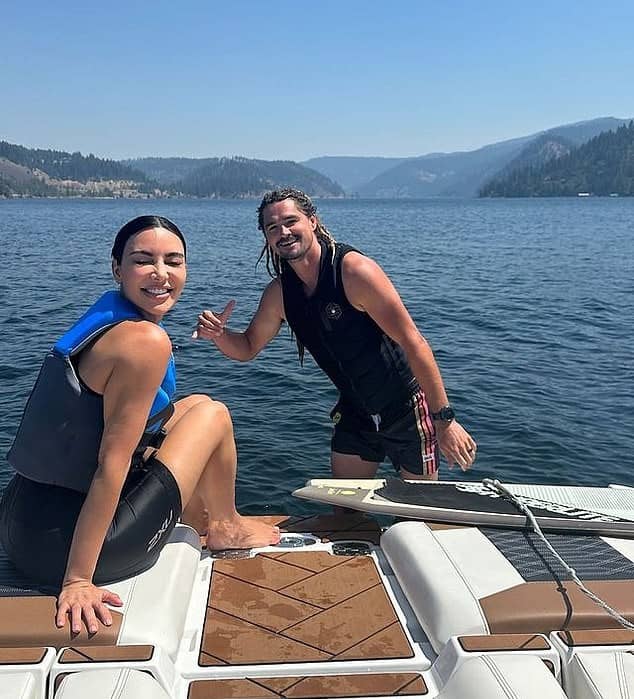 Kim Kardashian recibe lecciones de wakeboard de un teacher atractivo