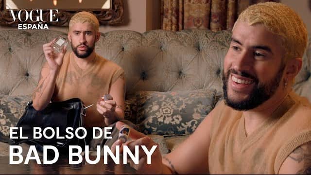 Bad Bunny revela que guarda en su bolso un "néctar del amor" ¿qué es? Bad Bunny es uno de los cantantes latinos más exitosos de los últimos años y gracias a ello ha logrado llegar a lugares muy importantes como recientemente que estuvo en la Semana de la Moda en París, en donde también cantó sus éxitos. De este modo, el cantante también se sinceró y compartió con sus fans en todo el mundo los objetos que guarda en su bolso, pues como se ha podido ver recientemente, el "conejo malo" carga siempre este accesorio. ¿Qué lleva Bad Bunny en su bolso? En esta ya tradicional dinámica de Vogue, Bad Bunny reveló lo que suele cargar en su bolso, pues artistas que ya se han vuelto internacionales tienden a participar en esta dinámica, tales como Danna Paola, Anya Taylor-Joy y Karol G. Entre los objetos más normales que carga consigo Benito Antonio Martínez Ocasio, mejor conocido como Bad Bunny, se encuentra: Una mascada Un par de lentes de sol Dos perfumes Audífonos con cancelación de ruido Pastillas de menta Un cargador de celular Sin embargo, el intérprete de "Safaera" también lleva consigo objetos poco comunes, entre ellos una cuchara que ha adoptado como su amuleto de la suerte, un guante para jugar billar, del cual explicó: "Lo cabr*n es que ando mal, pero si juego en un lugar público yo no tengo el descaro de sacarlo porque yo sé que en cuanto me ponga esto, la gente va a estar esperando la jugada más hija de gran p*ta de la historia, entonces yo como no quiero esa presión, lo dejo guardado en la cartera y ya lo saco en un lugar privado cuando ando con mis amigos nada más". Sin embargo, uno de los objetos que más curiosidad causó fue el "néctar del amor" que el cantante sacó de su bolso y que causó risas entre lso presentes. ¿Qué es el ¿néctar del amor" que carga Bad Bunny? El "conejo malo" mostró que al interior de su bolso cargaba con un pequeño frasco al cual llamó "néctar del amor" y dijo: "Esto es un néctar del amor, esto es por si acaso, no lo estoy usando mucho, pero... Ni lo voy a poner ahí, lo voy a dejar aquí". Si bien el cantante no aclaró qué es el llamado "néctar del amor", usuarios de redes sociales aseguraron que se trata de poppers, una especie de inhalante usado comúnmente por la comunidad LGBT+ que suele ser usado como estimulante sexual. Sin embargo, otros usuarios aseguraron que se trata de un potenciador sexual masculino, que funciona como remedio para la disfunción eréctil, de acuerdo con la imagen compartida por el usuario, se puede leer: "Es un nuevo suplemento multivitamínico, potenciador sexual masculino". Sin embargo, el cantante no entró en detalles y usuarios crearon sus teorías al respecto, aunque tampoco se mostró apenado por haber mostrado el "néctar del amor".