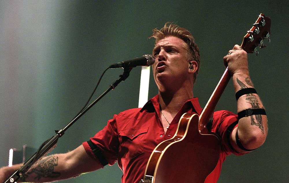 Vocalista de Queens of the Stone Age será operado de emergencia; temen cancelación de su gira, incluido el Corona Capital