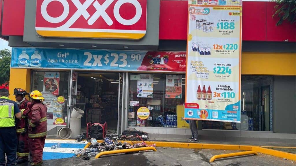 Incendian Oxxos y vehículos en Uruapan, Michoacán