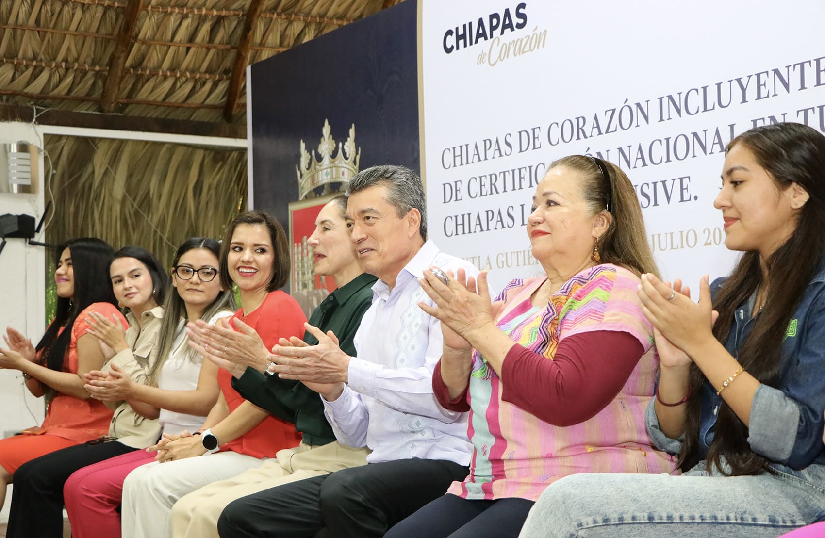 Entrega Rutilio Escandón distintivos Turismo Incluyente y Chiapas Love Inclusive a prestadores de servicios turísticos