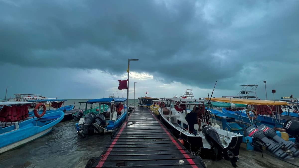 Quintana Roo tiene 112 refugios y 8,535 elementos de respuesta por “Beryl”; suspende clases