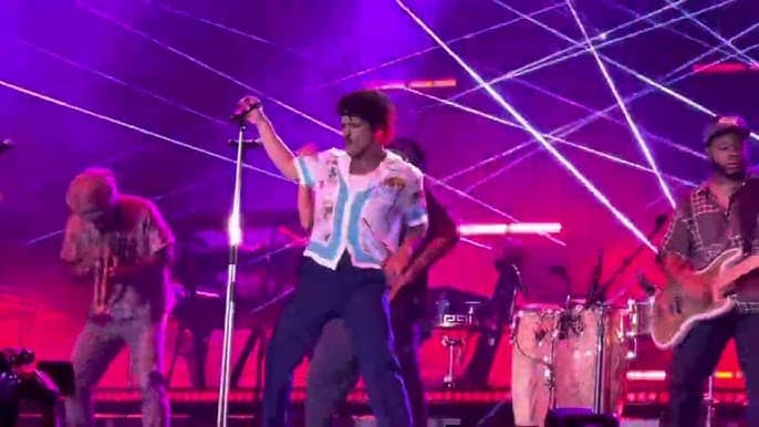 Bruno Mars arma fiesta de 24 kilates