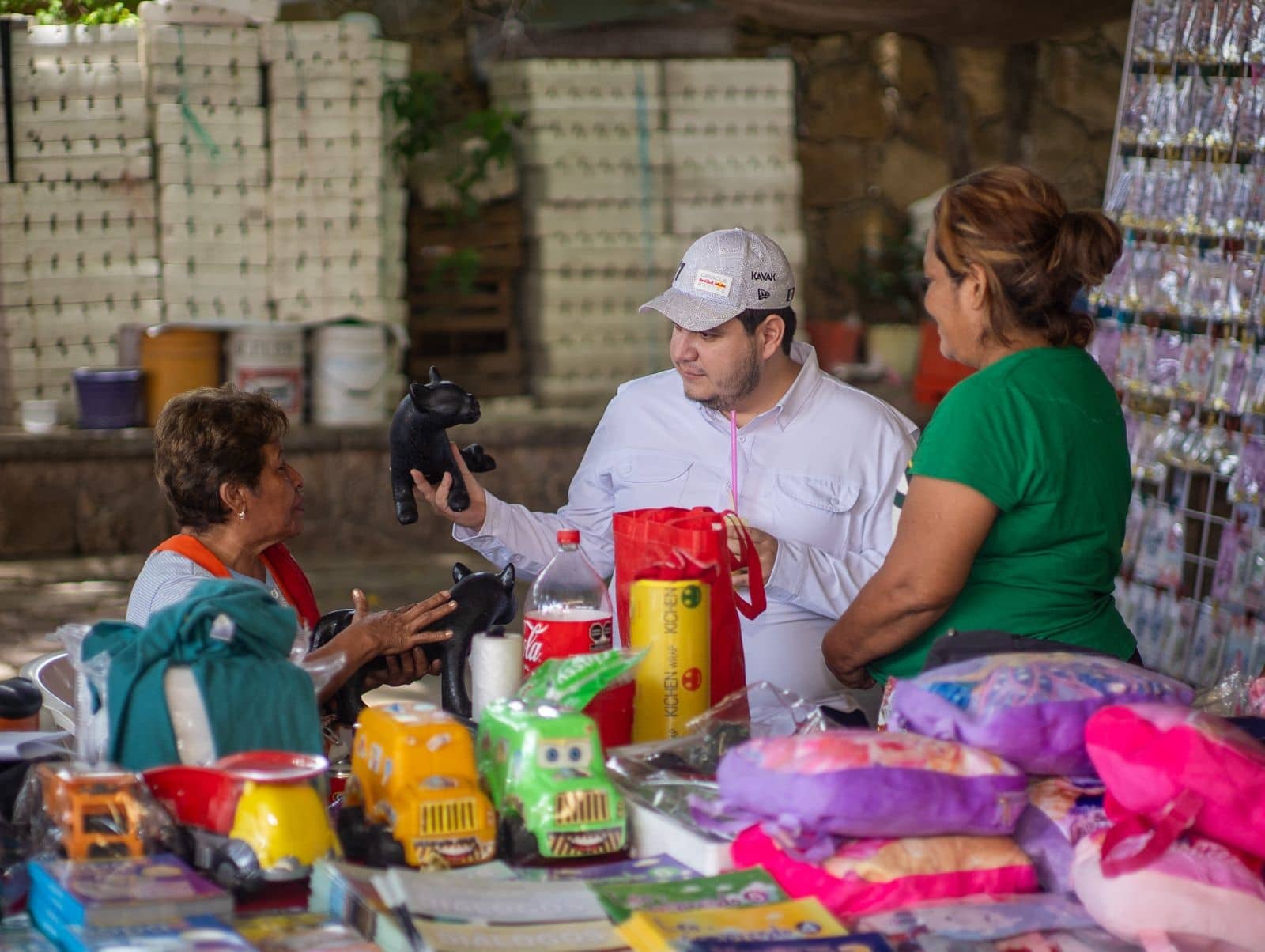 Reconoce Carlos Molina a las y los locatarios en su día