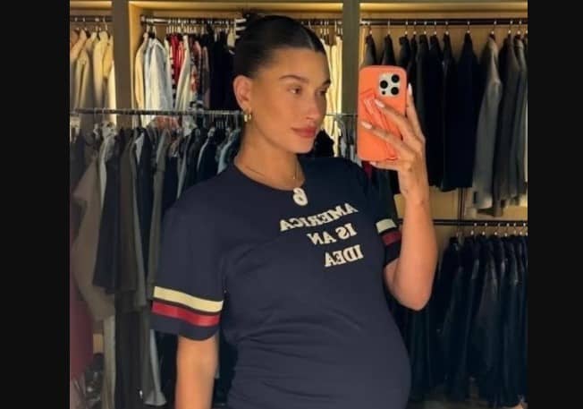 Hailey Bieber respalda a Kamala Harris con discreto guiño en su reciente look