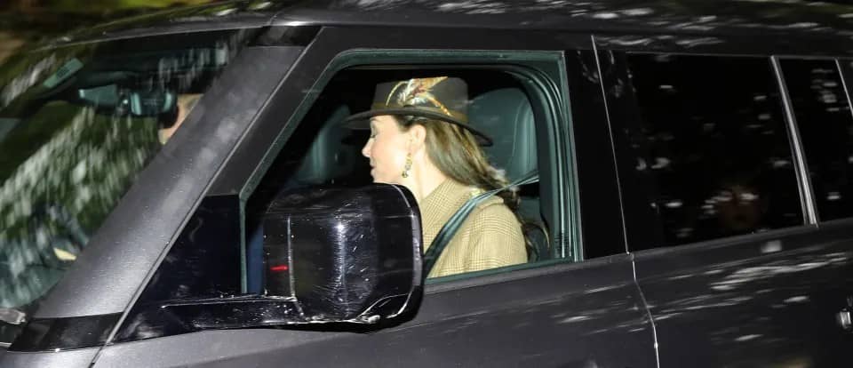 Kate Middleton reaparece en Escocia cubriendo su melena con el sombrero que ha enamorado a las élites europeas