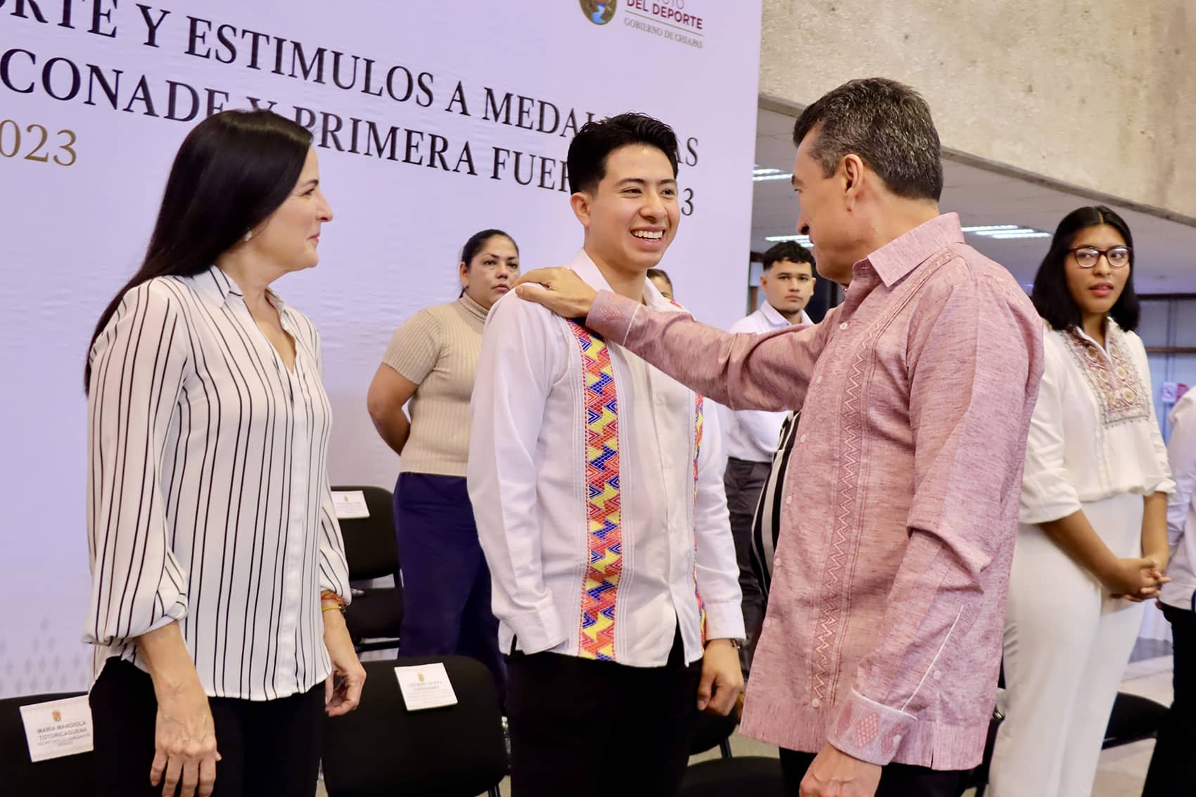 Rutilio Escandón felicita al chiapaneco Luis Mario Nájera por ganar medalla de plata en Juegos Paralímpicos de París