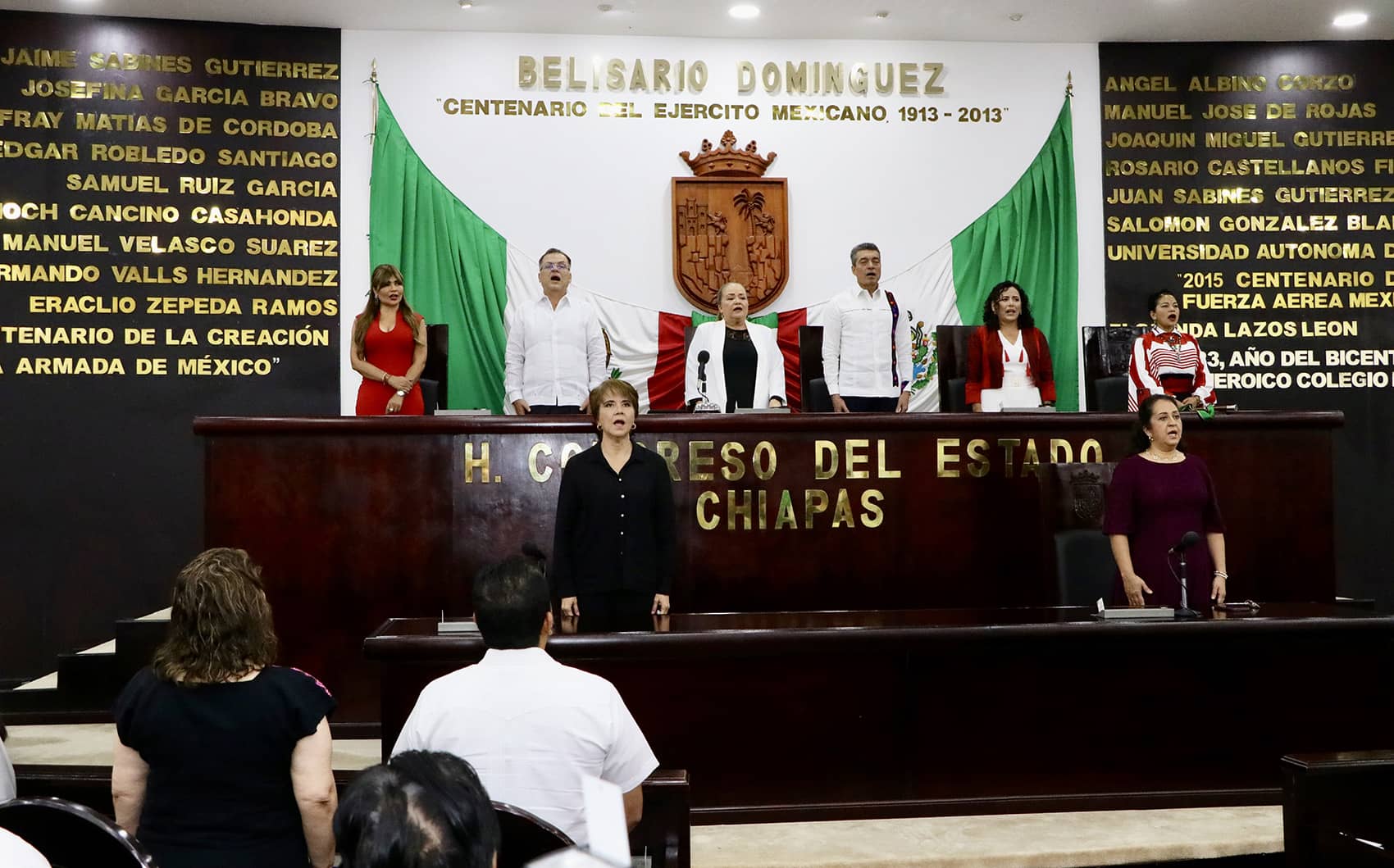 Rutilio Escandón impone Medalla “Rosario Castellanos” a Fanny López Jiménez, descubridora de la tumba de la Reina Roja