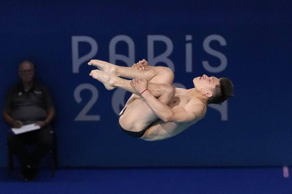 Osmar Olvera avanza a la Final de trampolín en Clavados y va por medalla!