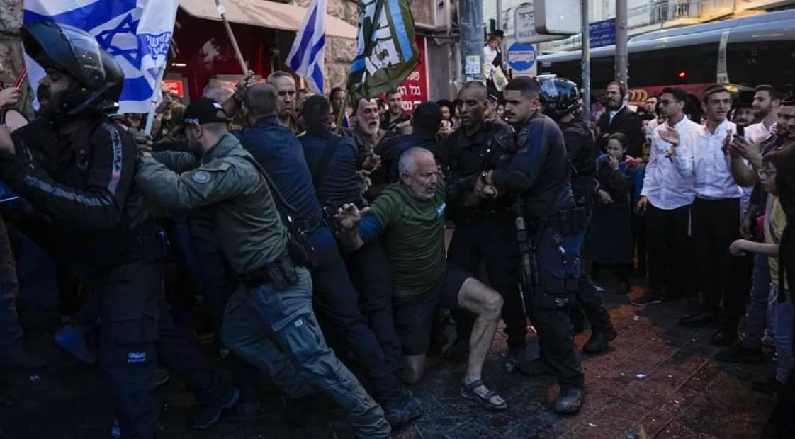 Reportan al menos 8 ultraortodoxos detenidos en segundo día de protestas contra el servicio militar en Israel