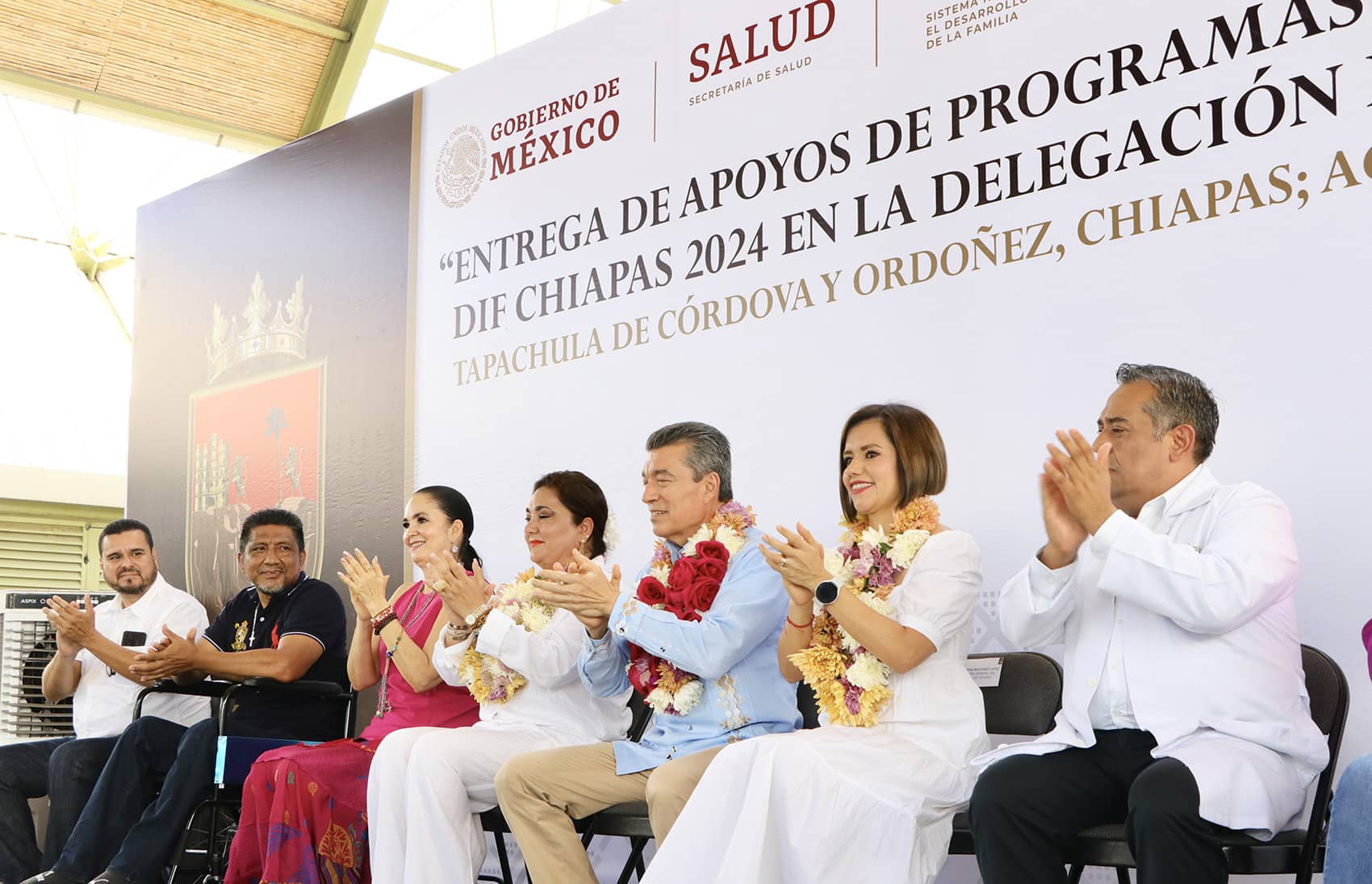 Rutilio Escandón entrega medicinas especializadas y ayudas técnicas a habitantes de la región Soconusco