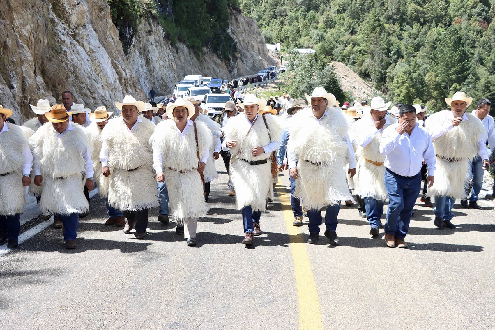 En Chamula, Rutilio Escandón inaugura los caminos Yakampot-Yaalchitom y Tzajaltetic-Los Ranchos-Corralito