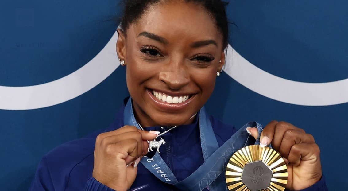 Simone Biles tiene un collar de cabra con diamantes que cuesta más de un millón de pesos, te decimos qué significa