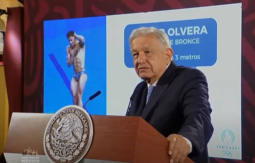 AMLO felicita al clavadista Osmar Olvera por su bronce en París 2024: “Bien ganado, se le dará un apoyo cuando regrese”