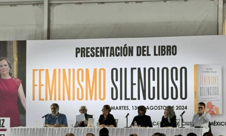 Beatriz Gutiérrez presenta su libro ‘Feminismo silencioso’ en el Zócalo de la CDMX