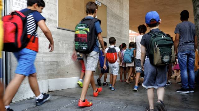 ¿Por cuánto tiempo los niños deben dormirse temprano para adaptarse al regreso a clases?