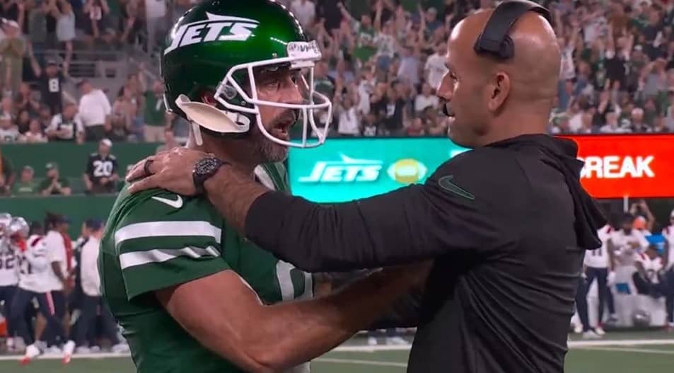 ¿Qué le dijo? Aaron Rodgers 'enfurece' con el entrenador en jefe de Jets tras un touchdown