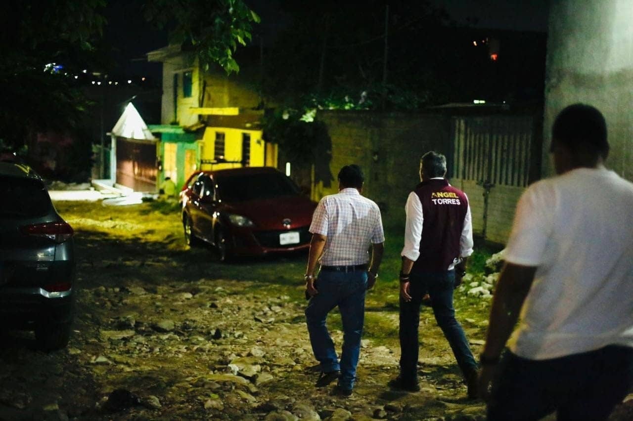 Ángel Torres recorre calles en la colonia Democrática