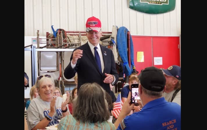 ¿Biden, enloqueciste? Graban al presidente de EU usando una gorra de Trump